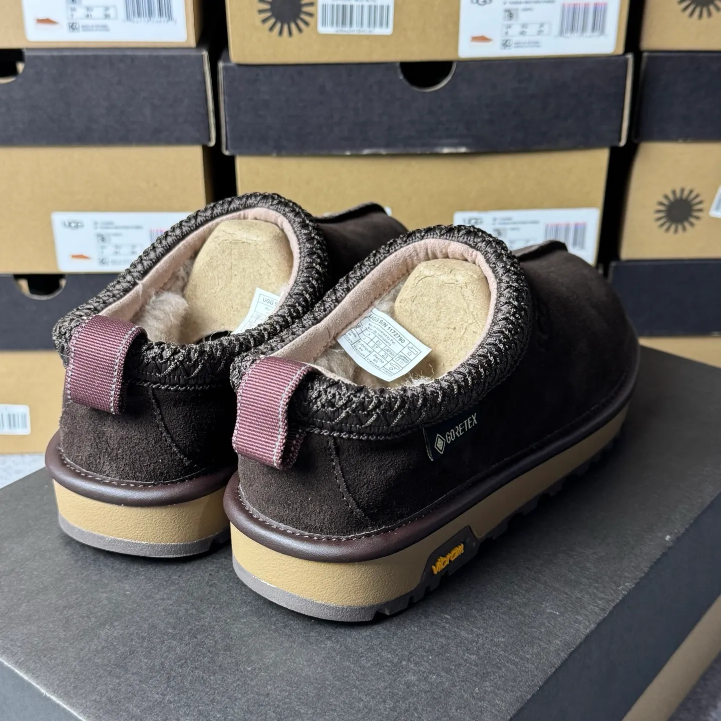 Pick up locally 💰520. The core recommendation is good price. The platform is exclusively for foreign trade. UGG Tasman GTX winter neutral snow shoes 1172790. Produced by ten-year-old brand shoemaking factory production line. Pay attention to every detail. Longfeng A-grade genuine sheep fur. Completely built in accordance with the ZP process. Size: 35 36 37 38 39 40 41 42 43 44 45